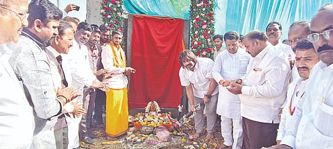ಸಿಂದಗಿ ನಗರದದಲ್ಲಿ ಹಮ್ಮಿಕೊಂಡಿದ್ದ ಶಿಕ್ಷಕರ ಭವನದ ಶಿಲಾನ್ಯಾಸ ಕಾರ್ಯಕ್ರಮವನ್ನು ಶಿಕ್ಷಣ ಮಂತ್ರಿ ಮಧು ಬಂಗಾರಪ್ಪ ಉದ್ಘಾಟಿಸಿದರು. ಶಾಸಕ ಅಶೋಕ ಮನಗೂಳಿ, ಕ್ಷೇತ್ರ ಶಿಕ್ಷಣಾಧಿಕಾರಿ ಮಹಾಂತೇಶ ಯಡ್ರಾಮಿ, ಚಂದ್ರಶೇಖರ ನುಗ್ಲಿ, ರವಿ ಬಿರಾದಾರ ಮತ್ತಿತರರಿದ್ದರು.