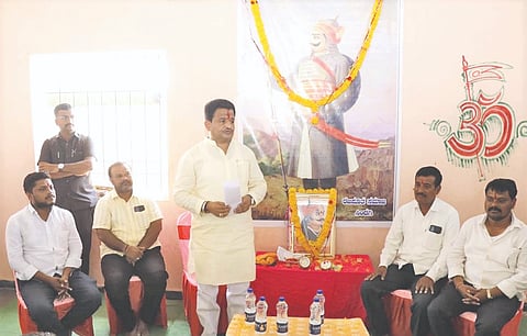 ಸಿಂದಗಿ ನಗರದಲ್ಲಿ ಹಮ್ಮಿಕೊಂಡಿದ್ದ ಮಹಾರಾಣಾ ಪ್ರತಾಪಸಿಂಹ ಜಯಂತ್ಯುತ್ಸವಕ್ಕೆ ಶಾಸಕ ಅಶೋಕ ಮನಗೂಳಿ ಚಾಲನೆ ನೀಡಿದರು. ಶಿವಲಾಲ್ ಸಿಂಗ್ ರಜಪೂತ, ಹೀರಾಸಿಂಗ್ ರಜಪೂತ, ಸಾಯಬಣ್ಣ ಪುರದಾಳ, ಭೀಮು ರೋಡಗಿ, ಸಿದ್ದು ಮಲ್ಲೇದ ಇದ್ದರು.