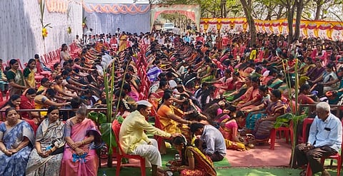 ಸಿಂದಗಿ ನಗರದಲ್ಲಿನ ಪಿಇಎಸ್ ಕಾಲೇಜಿನಲ್ಲಿ ಹಮ್ಮಿಕೊಂಡಿದ್ದ ಮಾತೃವಂದನಾ ಕಾರ್ಯಕ್ರಮದಲ್ಲಿ ವಿದ್ಯಾರ್ಥಿಗಳು ತಮ್ಮ ತಂದೆ-ತಾಯAದಿರ ಪಾದಪೂಜೆ ಮೂಲಕ ಗೌರವಿಸಿದರು. ವಿಶ್ರಾಂತ ಉಪನ್ಯಾಸಕ ಪ್ರೊ. ಶಾಂತೂ ಹಿರೇಮಠ, ಪ್ರೊ. ಚಂದ್ರಶೇಖರ ವಸ್ತçದ, ಅಫಜಲಪುರ ಹಿರೇಮಠದ ಷ.ಬ್ರ. ಮಳೇಂದ್ರ ಶಿವಾಚಾರ್ಯರು, ಹಿರಿಯ ಉಪನ್ಯಾಸಕ ಎಸ್.ವೈ. ಬೀಳಗಿ ಮತ್ತಿತರರಿದ್ದರು.