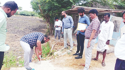 ಮಲ್ಲದಗುಡ್ಡ ಗ್ರಾಮದಲ್ಲಿ ಸಿಸಿ ರಸ್ತೆಯನ್ನು ಲೋಕಾಯುಕ್ತ ಅಧಿಕಾರಿ ತೇಜಸ್ ಭೇಟಿ ನೀಡಿ, ಪರಿಶೀಲಿಸಿದರು. ಪಿಡಬ್ಲ್ಯುಡಿ ಇಂಜಿನಿಯರ್ ಪೂಜಾ, ತಾಪಂ ಇಒ ಚಂದ್ರಶೇಖರ, ಎಡಿ ವೆಂಕಪ್ಪ ಕುರುಕುಂದ ಇದ್ದರು. 