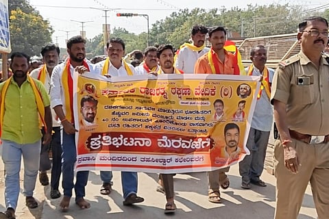 ಸಿಂಧನೂರಿನಲ್ಲಿ ಕರ್ನಾಟಕ ರಾಜರತ್ನ ರಕ್ಷಣಾ ವೇದಿಕೆ ತಾಲೂಕು ಘಟಕ ಪ್ರತಿಭಟನಾ ಮೆರವಣಿಗೆ ನಡೆಸಿತು. ಪ್ರಮುಖರಾದ ಗುರುರಾಜ ಮುಕ್ಕುಂದ, ಅಶೋಕ ಮೇಗಳಮನಿ, ಸೋಮನಾಥ ಸೂಲಂಗಿ, ಪಾಮಯ್ಯ ಹೊಸಳ್ಳಿ,  ಮಂಜುನಾಥ ಬಾದರ್ಲಿ ಇತರರಿದ್ದರು.