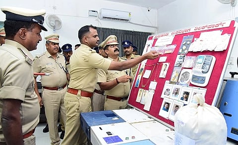 ಪೊಲೀಸರು ವಶ ಪಡಿಸಿಕೊಂಡ ಮಾಲನ್ನು ತುಮಕೂರು ಎಸ್ಪಿ ಕೆ.ವಿ.ಅಶೋಕ್​ ವೀಕ್ಷಿಸಿದರು. 