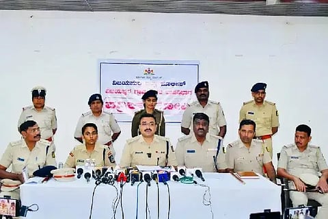 ವಿಜಯಪುರ ನಗರದಲ್ಲಿ ಎಸ್‌ಪಿ ಲಕ್ಷ್ಮಣ ನಿಂಬರಗಿ ಸುದ್ದಿಗೋಷ್ಠಿ ನಡೆಸಿದರು. ಎಎಸ್‌ಪಿ ರಾಮನಗೌಡ ಹಟ್ಟಿ, ಡಿವೈಎಸ್‌ಪಿ ಟಿ.ಎಸ್. ಸುಲ್ಫಿ, ಸಿಪಿಐ ರಮೇಶ ಅವಜಿ ಇತರರಿದ್ದಾರೆ.