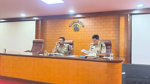 ಉಡುಪಿಯ ಜಿಲ್ಲಾ ಪೊಲೀಸ್​ ಅಧೀಕ್ಷಕರ ಕಚೇರಿಯಲ್ಲಿ ನಡೆದ ಎಸ್​ಸಿ, ಎಸ್​ಟಿ ಸಮುದಾಯದವರ ಕುಂದು&ಕೊರತೆ ಸಭೆಯಲ್ಲಿ ಹರಿರಾಮ್​ ಶಂಕರ್​ ಮಾತನಾಡಿದರು. ಎಎಸ್ಪಿ ಸುಧಾಕರ್​ ನಾಯಕ್​ ಹಾಗೂ ಸಮುದಾಯದ ಮುಖಂಡರು ಪಾಲ್ಗೊಂಡಿದ್ದರು.