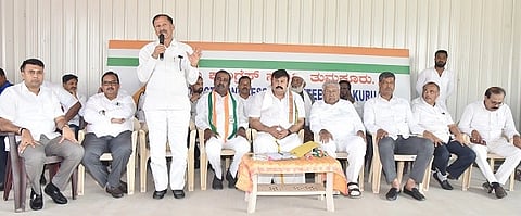 ತುಮಕೂರು ಜಿಲ್ಲಾ ಕಾಂಗ್ರೆಸ್​ ಕಚೇರಿಯಲ್ಲಿ ಮಯೂರ ಜಯಕುಮಾರ್​ ನೇತೃತ್ವದಲ್ಲಿ ಪಕ್ಷದ ಕಾರ್ಯಕರ್ತರ ಸಭೆ ನಡೆಯಿತು. ಎಸ್​.ಪಿ.ಮುದ್ದಹನುಮೇಗೌಡ, ಚಂದ್ರಶೇಖರಗೌಡ, ರಾಮಕೃಷ್ಣ, ಕೆಂಚಮಾರಯ್ಯ, ಶಶಿಹುಲಿಕುಂಟೆ ಮಠ ಮತ್ತಿತರರು ಇದ್ದರು.