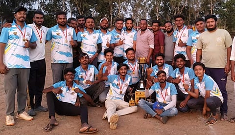  ಪಿರಿಯಾಪಟ್ಟಣ ತಾಲೂಕು ರಾವಂದೂರು ಗ್ರಾಮದಲ್ಲಿ ಬಸವೇಶ್ವರ ಕ್ರೀಡಾ ಸಂಸ್ಥೆಯಿಂದ ಆಯೋಜಿಸಲಾಗಿದ್ದ ಡಾಕ್ಟರ್ ವಿಷ್ಣುವರ್ಧನ್ ಗೋಲ್ಡನ್ ಕಪ್ ಕ್ರಿಕೆಟ್ ಪಂದ್ಯಾವಳಿಯಲ್ಲಿ ಪ್ರಥಮ ಸ್ಥಾನವನ್ನು ಪಡೆದ ರಾವಂದೂರು ಬಸವೇಶ್ವರ ಕ್ರೀಡಾ ಸಂಸ್ಥೆಯ ಕ್ರೀಡಾಪಟುಗಳು. 