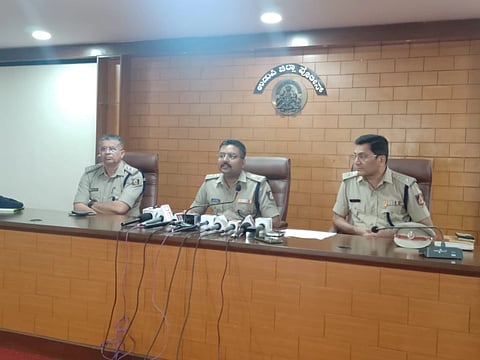 ಡೇವಿಡ್​ ಡಿಸೋಜಾ ಹತ್ಯೆ ಪ್ರಕರಣಕ್ಕೆ ಸಂಬಂಧಿಸಿ ಕೈಗೊಂಡ ಕಾರ್ಯಾಚರಣೆ ಕುರಿತು ಉಡುಪಿಯಲ್ಲಿ ಎಸ್ಪಿ ಹರಿರಾಮ್​ ಶಂಕರ್​ ಮಾಹಿತಿ ನೀಡಿದರು. ಎಎಸ್ಪಿ ಸುಧಾಕರ್​ ನಾಯಕ್​, ಡಿವೈಎಸ್ಪಿ ಬೆಳ್ಳಿಯಪ್ಪ ಇದ್ದರು.