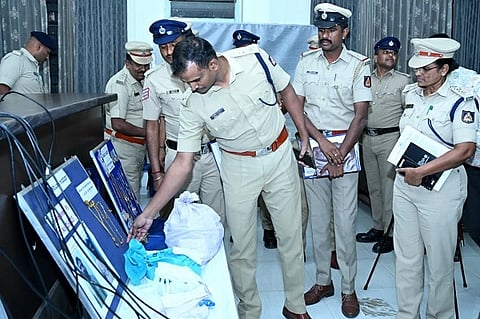 ತುಮಕೂರಿನಲ್ಲಿ ಜಿಲ್ಲಾ ಪೊಲೀಸ್​ ವರಿಷ್ಠಾಧಿಕಾರಿ ಕೆ.ವಿ.ಅಶೋಕ್​ ಸುದ್ದಿಗೋಷ್ಠಿಯಲ್ಲಿ ಮಾದಕ ವಸ್ತುಗಳ ಅಕ್ರಮ ಮಾರಾಟ ಜಾಲದವರಿಂದ ವಶ ಪಡಿಸಿಕೊಂಡ ಮಾಲುಗಳನ್ನು ಪರಿಶೀಲಿಸಿದರು. 