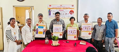  ಪಟ್ಟಣದ ತಾಲೂಕು ಆರೋಗ್ಯ ಅಧಿಕಾರಿಗಳ ಕಚೇರಿ ಸಭಾಂಗಣದಲ್ಲಿ ಶನಿವಾರ ರಾಷ್ಟ್ರೀಯ ಜಂತುಹುಳು ನಿವಾರಣ ಕಾರ್ಯಕ್ರಮದ ಅಂಗವಾಗಿ ಅಧಿಕಾರಿಗಳಿಗಾಗಿ ಏರ್ಪಡಿಸಿದ್ದ ತರಬೇತಿ ಕಾರ್ಯಕ್ರಮದಲ್ಲಿ  ತಾಲೂಕು ಸಾರ್ವಜನಿಕ ಆಸ್ಪತ್ರೆ ಮುಖ್ಯ ವೈದ್ಯಾಧಿಕಾರಿ ಡಾ.ಶ್ರೀಧರ್. ಸಿ.ಎಂ ಜಂತುಹುಳು ನಿವಾರಣಾ ಕಾರ್ಯಕ್ರಮದ ಬಿತ್ತಿ ಪತ್ರ ಬಿಡುಗಡೆಗೊಳಿಸಿದರು.