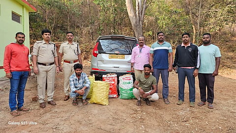 ಆಂಧ್ರದ ಫ್ಯಾಕ್ಟರಿಗೆ ಸಾಗಿಸುತ್ತಿದ್ದ ಶ್ರೀಗಂಧ ವಶ