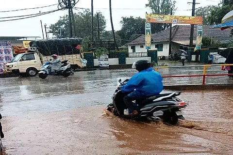 ಶೃಂಗೇರಿ ಸಂತೆ ಮಾರುಕಟ್ಟೆ ಬಳಿ ಚರಂಡಿ ನೀರು ಉಕ್ಕಿ ಹರಿಯಿತು.