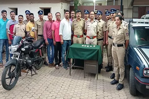 ಕಳ್ಳರಿಂದ ವಶಪಡಿಸಿಕೊಂಡ ವಸ್ತಗಳನ್ನು ಶೃಂಗೇರಿ ಪೊಲೀಸ್ ಠಾಣೆಯಲ್ಲಿ ಪ್ರದರ್ಶಿಸಲಾಯಿತು. ವೃತ್ತ ನಿರೀಕ್ಷಕ ಅಬ್ದುಲ್ ಖಾದರ್, ನಾಗರಾಜ್, ರಜಿತ್, ಕುಮಾರ್, ಪರಮೇಶ್ ಇತರರಿದ್ದರು. 
