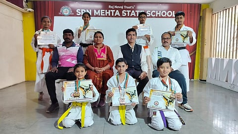 ಬೆಂಗಳೂರಿನ ಕೋರಮಂಗಲ ಒಳಾಂಗಣ ಕ್ರೀಡಾಂಗಣದಲ್ಲಿ ಅಖಿಲ ಕರ್ನಾಟಕ ಸ್ಪೋರ್ಟ್ಸ್​ ಕರಾಟೆ ಅಸೋಸಿಯೇಷನ್​ ಮಂಗಳವಾರ ಆಯೋಜಿಸಿದ್ದ ರಾಜ್ಯಮಟ್ಟದ ಕರಾಟೆ ಪಂದ್ಯಾವಳಿಯಲ್ಲಿ ಸಾಧನೆ ಮಾಡಿದ ಕಲಬುರಗಿಯ ಎಸ್​.ಆರ್​.ಎನ್​.ಮೆಹತಾ ಶಾಲೆಯ ವಿದ್ಯಾರ್ಥಿಗಳೊಂದಿಗೆ ಪ್ರಾಚಾರ್ಯ ಪ್ರೀತಿ ಮೆಹತಾ, ದೈಹಿಕ ಶಿಕ್ಷಣದ ವಿಭಾಗ ಮುಖ್ಯಸ್ಥ ಬಸವರಾಜ ತಳಕೇರಿ, ಕರಾಟೆ ತರಬೇತಿದಾರ ಕೃಷ್ಣಾ ಗೌಳಿ, ಮಣಿಕಂಠ ಜುಮ್ಮಣ್ಣಾ ಇದ್ದಾರೆ.
