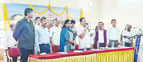 ಶ್ರೀರಂಗಪಟ್ಟಣದ ಶ್ರೀರಂಗನಾಥ ಕಲ್ಯಾಣ ಮಂಟಪದಲ್ಲಿ ತಾಲೂಕು ಆಡಳಿತ ಹಾಗೂ ಸಮಾಜ ಕಲ್ಯಾಣ ಇಲಾಖೆ ಸಹಯೋಗದಲ್ಲಿ ಆಯೋಜಿಸಿದ್ದ ಅಂತಾರಾಷ್ಟ್ರೀಯ ಪ್ರಜಾಪ್ರಭುತ್ವದ ದಿನಾಚರಣೆಯಲ್ಲಿ ಶಾಸಕ ಎ.ಬಿ.ರಮೇಶ ಬಂಡಿಸಿದ್ದೇಗೌಡ ಮಾತನಾಡಿದರು. ಚೇತನ ಯಾದವ್, ತಾಪಂ ಇಒ ಚಂದ್ರು, ಗಾಯತ್ರಿ, ಪರಮೇಶ್ ಇತರರು ಇದ್ದರು.