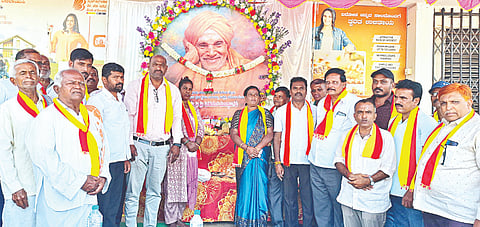 ತಾಲೂಕಿನ ಬಾಬುರಾಯನಕೊಪ್ಪಲಿನ ವೃತ್ತದಲ್ಲಿ ಬುಧವಾರ ಮರವೇ ವತಿಯಿಂದ ಹಮ್ಮಿಕೊಂಡಿದ್ದ ಶ್ರೀ ಶಿವಕುಮಾರಸ್ವಾಮಿಗಳ ಜಯಂತ್ಯುತ್ಸವ ಕಾರ್ಯಕ್ರಮದಲ್ಲಿ ಶ್ರೀಗಳ ಭಾವಚಿತ್ರಕ್ಕೆ ಪುಷ್ಪನಮನ ಸಲ್ಲಿಲಾಯಿತು. ಆರ್.ರಾಘವೇಂದ್ರ, ಬಿ.ಶಂಕರ್ ಬಾಬು, ಬಳ್ಳೆಕೆರೆ ಶ್ರೀಕಾಂತ್, ವೀಣಾಭಾಯಿ ಇತರರು ಇದ್ದರು. 