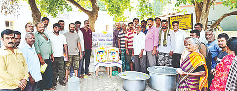 ಶ್ರೀರಂಗಪಟ್ಟಣದಲ್ಲಿ ಶುಕ್ರವಾರ ಕಾರ್ಮಿಕರ ದಿನಾಚರಣೆ ಪ್ರಯುಕ್ತ ಹಮ್ಮಿಕೊಂಡಿದ್ದ ಕಾರ್ಯಕ್ರಮದಲ್ಲಿ ಕಟ್ಟಡ ಕಾರ್ಮಿಕರ ಸಂಘದ ಸದಸ್ಯರು ಅನ್ನದಾನ ನೆರವೇರಿಸಿದರು. ಮುಖಂಡರಾದ ಎನ್.ರಾಮಚಂದ್ರು, ರಾಜು, ಸುರೇಶ್, ವೆಂಕಟಪ್ಪ, ನಂಜುಂಡಪ್ಪ, ನಾಗೇಂದ್ರ, ನಾಗರಾಜು ಇದ್ದರು.