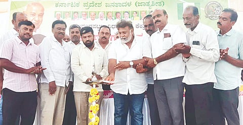 ಶ್ರೀರಂಗಪಟ್ಟಣ ತಾಲೂಕಿನ ಶಾಂತಿಕೊಪ್ಪಲು ಗ್ರಾಮದ ತೋಟದ ಸರ್ಕಲ್ ಬಳಿ ಇರುವ ಖಾಸಗಿ ಕಲ್ಯಾಣ ಮಂಟಪದಲ್ಲಿ ಬುಧವಾರ ಜೆಡಿಎಸ್ ಪಕ್ಷದಿಂದ ಹಮ್ಮಿಕೊಂಡಿದ್ದ ಎಸ್‌ಐಆರ್ ಮತ್ತು ಬಿಎಲ್‌ಎ-2 ಕಾರ್ಯಾಗಾರವನ್ನು ಮಾಜಿ ಶಾಸಕ ರವೀಂದ್ರ ಶ್ರೀಕಂಠಯ್ಯ ಉದ್ಘಾಟಿಸಿದರು. ಜೆಡಿಎಸ್ ತಾಲೂಕು ಘಟಕದ ಅಧ್ಯಕ್ಷ ದಶರಥ, ಜಿ.ಪಂ ಮಾಜಿ ಸದಸ್ಯ ಮರೀಗೌಡ, ತಾಪಂ ಮಾಜಿ ಸದಸ್ಯ ದೇವೇಗೌಡ ಇದ್ದರು.