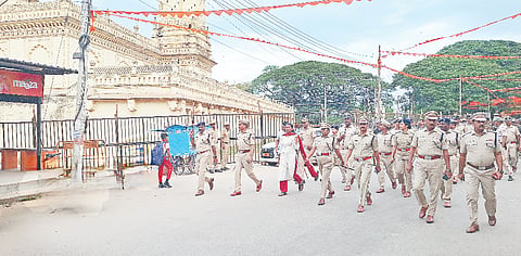 ಶ್ರೀರಂಗಪಟ್ಟಣದಲ್ಲಿ ಹನುಮ ಮಾಲಾಧಾರಿಗಳ ಸಂಕೀರ್ತನ ಯಾತ್ರೆಯ ಮುನ್ನದಿನವಾದ ಮಂಗಳವಾರ ಮಂಡ್ಯ ಎಸ್ಪಿ ಮಲ್ಲಿಕಾರ್ಜುನ ಬಾಲದಂಡಿ ಹಾಗೂ ಚಾಮರಾಜನಗರ ಎಸ್ಪಿ ಬಿ.ಟಿ.ಕವಿತಾ ನೇತೃತ್ವದಲ್ಲಿ ಪೊಲೀಸರು ಪಥ ಸಂಚಲನ ನಡೆಸಿದರು.