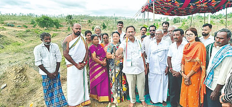 ತಾಲೂಕಿನ ಚೆನ್ನನಕೆರೆ ಗ್ರಾಮದ ಕೆರೆಗೆ ನೀರು ತುಂಬಿಸುವ 4.5 ಕೋಟಿ ರೂ. ವೆಚ್ಚದ ಕಾಮಗಾರಿಗೆ ಗುರುವಾರ ಶಾಸಕ ಎ.ಬಿ.ರಮೇಶ ಬಂಡಿಸಿದ್ದೇಗೌಡ ಭೂಮಿಪೂಜೆ ನೆರವೇರಿಸಿದರು. ಮರವೇಗೌಡ, ಸಿ.ಆರ್.ಸುರೇಶ್, ಆಲಗೂಡು ಸಿದ್ದೇಗೌಡ, ಟಿ.ಎಂ.ಹೊಸೂರು ಮಹದೇವು ಇತರರು ಇದ್ದರು.