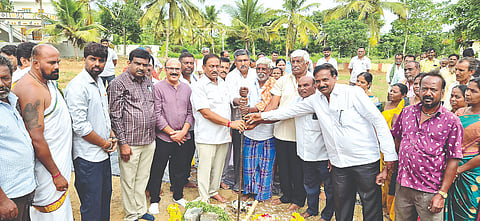 ತಾಲೂಕಿನ ಟಿ.ಎಂ.ಹೊಸೂರು ಗ್ರಾಮದ ಪ್ರಾಥಮಿಕ ಚಿಕಿತ್ಸಾ ಕೇಂದ್ರ ಆವರಣದಲ್ಲಿ ಇತ್ತೀಚೆಗೆ 3 ಕೋಟಿ ರೂ. ವೆಚ್ಚದ ನೂತನ ಕಟ್ಟಡ ನಿರ್ಮಾಣ ಕಾಮಗಾರಿಗೆ ಶಾಸಕ ಎ.ಬಿ.ರಮೇಶ್ ಬಂಡಿಸಿದ್ದೇಗೌಡ ಭೂಮಿಪೂಜೆ ನೆರವೇರಿಸಿದರು. ಪಿಕಾರ್ಡ್ ಬ್ಯಾಂಕ್ ನಿರ್ದೇಶಕ ಮಹದೇವು, ಎಪಿಎಂಸಿ ಮಾಜಿ ಅಧ್ಯಕ್ಷ ಎಚ್.ಎಂ.ಟಿ.ದೇವರಾಜು, ಗ್ರಾಪಂ ಮಾಜಿ ಅಧ್ಯಕ್ಷ ಬಸವರಾಜು ಇದ್ದರು.