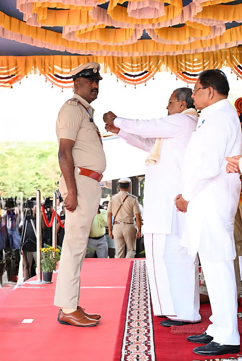ಬೆಂಗಳೂರಿನ ಕರ್ನಾಟಕ ರಾಜ್ಯ ಪೊಲೀಸ್ ಪರೇಡ್ ಮೈದಾನದಲ್ಲಿ ಗುರುವಾರ ಆಯೋಜಿಸಿದ್ದ ಪೊಲೀಸ್ ಧ್ವಜ ದಿನಾಚರಣೆ ಕಾರ್ಯಕ್ರಮದಲ್ಲಿ ಮುಖ್ಯಮಂತ್ರಿ ಸಿದ್ದರಾಮಯ್ಯ, ಇನ್‌ಸ್ಪೆಕ್ಟರ್ ಬಿ.ಜಿ.ಕುಮಾರ್‌ಗೆ ಪದಕ ನೀಡಿ ಗೌರವಿಸಿದರು.  ಗೃಹಮಂತ್ರಿ ಜಿ.ಪರಮೇಶ್ವರ್, ಡಿಜಿ-ಐಜಿಪಿ ಡಾ.ಎಂ.ಎ.ಸಲೀಂ ಇದ್ದರು.