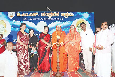 ಪಟ್ಟಣ ಹೊರವಲಯದ ಪಶ್ಚಿಮವಾಹಿನಿಯ ಚಂದ್ರವನ ಆಶ್ರಮದಲ್ಲಿ 161ನೇ ಬೆಳದಿಂಗಳ ದೀಪಾರತಿ, ಧಾರ್ಮಿಕ ಕಾರ್ಯಕ್ರಮ ಮತ್ತು ಆದಿ ಆರೋಗ್ಯ ಆಶ್ರಮ ಆಯುರ್ವೇದ ಆಸ್ಪತ್ರೆಯಲ್ಲಿ 3ನೇ ಸ್ವಾಸ್ಥ್ಯ ವೀಣಾ ಕಾಶಪ್ಪನವರ್ ಉದ್ಘಾಟಿಸಿದರು. ಶ್ರೀ ಡಾ.ತ್ರಿನೇತ್ರ ಮಹಂತ ಶಿವಯೋಗಿ ಸ್ವಾಮೀಜಿ ಇತರರು ಇದ್ದರು. 
