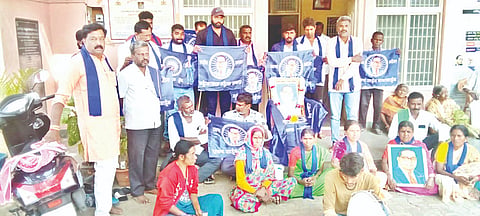 ಶ್ರೀರಂಗಪಟ್ಟಣ ತಾಲೂಕು ಪಂಚಾಯಿತಿ ಕಚೇರಿ ಎದುರು ಹೊಂಗಳ್ಳಿ ಗ್ರಾಮಸ್ಥರು ಹಾಗೂ ದಸಂಸ ಮುಖಂಡರು ಅಂಬೇಡ್ಕರ್ ಸಮುದಾನ ಭವನ ಕಾಮಗಾರಿ ತಡೆ ಹಿಡಿಯಲಾಗಿದೆ ಎಂದು ಆರೋಪಿಸಿ ಪ್ರತಿಭಟನೆ ನಡೆಸಿದರು. ಬಂಗಾರಪ್ಪ, ತಾಪಂ ಮಾಜಿ ಅಧ್ಯಕ್ಷ ಪುಟ್ಟಸ್ವಾಮಿ, ಮರಳಗಾಲ ಸುರೇಶ್, ಧನಂಜಯ್ಯ, ಕೆ.ಶೆಟ್ಟಹಳ್ಳಿ ಸುರೇಶ್, ಅರಕೆರೆ ಸುರೇಶ್, ಮುತ್ತು, ಚೇತನ್ ಇತರರು ಇದ್ದರು.