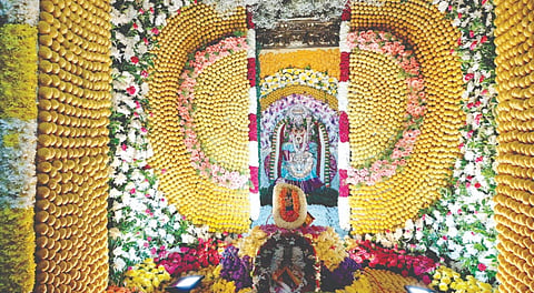 ಶ್ರೀರಂಗಪಟ್ಟಣದ ಚಾಮುಂಡೇಶ್ವರಿ ಬೀದಿಯ ಶ್ರೀ ಚಾಮುಂಡೇಶ್ವರಿ ದೇವಾಲಯದಲ್ಲಿ ಅಮ್ಮನವರ ವರ್ಧಂತಿ ಮಹೋತ್ಸವ ಪ್ರಯುಕ್ತ 10 ಸಾವಿರ ಲಾಡುಗಳು ಹಾಗೂ ವಿವಿಧ ಬಗೆಯ ವಿಶೇಷ ಹೂಗಳಿಂದ ಅಲಂಕರಿಸಿ ವಿಶೇಷ ಪೂಜೆ ಸಲ್ಲಿಸಲಾಯಿತು.