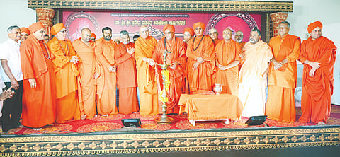 ಶ್ರೀರಂಗಪಟ್ಟಣದ ಹೊರವಲಯದ ಪಶ್ಚಿಮವಾಹಿನಿಯ ಚಂದ್ರವನ ಆಶ್ರಮದಲ್ಲಿ ಸೋಮವಾರ ಶ್ರೀಮಠದ ಪೀಠಾಧಿಪತಿ ಡಾ.ತ್ರಿನೇತ್ರ ಮಹಾಂತ ಶಿವಯೋಗಿ ಸ್ವಾಮೀಜಿಯ 51ನೇ ವರ್ಷದ ವರ್ಧಂತ್ಯುತ್ಸವ ಕಾರ್ಯಕ್ರಮವನ್ನು ನಾಡಿನ ವಿವಿಧ ಮಠಗಳ ಮಠಾಧೀಶರ ಸಮ್ಮುಖದಲ್ಲಿ ಜ್ಯೋತಿ ಬೆಳಗಿ ಚಾಲನೆ ನೀಡಲಾಯಿತು.