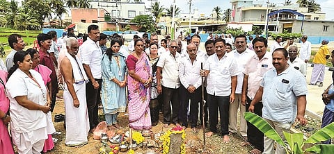 ನಗುವನಹಳ್ಳಿ ಗ್ರಾಮದಲ್ಲಿ ಆಯುಷ್ಮಾನ್ ಆರೋಗ್ಯ ಮಂದಿರದ ಕಟ್ಟಡ ಕಾಮಗಾರಿಗೆ  ಶಾಸಕ ಎ.ಬಿ.ರಮೇಶ ಬಂಡಿಸಿದ್ದೇಗೌಡ ಭೂಮಿಪೂಜೆ ನೆರವೇರಿಸಿದರು. ಎನ್.ಪ್ರಕಾಶ್, ಎನ್.ವಿ.ಚಲುವರಾಜು, ಶಿವರಾಜು, ಚಂದ್ರ, ಸಕಲೇಶ್ವರ್, ಪಿಡಿಒ ಶಿಲ್ಪಾ,  ಹರೀಶ್ ಇತರರು ಇದ್ದರು.