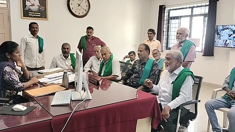 ತಾಲೂಕು ಕಚೇರಿಯ ಪಹಣಿ ಕೇಂದ್ರದಲ್ಲಿ ರೈತರಿಗೆ ಪಹಣಿ ಪತ್ರ ಹಾಗೂ ಎಂ.ಆರ್.ಕಾಪಿಗಳನ್ನು ನೀಡದೆ ಕೇಂದ್ರ ಬಂದ್ ಮಾಡಿರುವ ನಡೆ ಖಂಡಿಸಿ ಭೂಮಿ ತಾಯಿ ಹೋರಾಟ ಸಮಿತಿ ಕಾರ್ಯಕರ್ತರು ಮಂಗಳವಾರ ತಹಸೀಲ್ದಾರ್ ಕಚೇರಿಗೆ ಮುತ್ತಿಗೆ ಹಾಕಿ ತಹಸೀಲ್ದಾರ್ ಚೇತನಾ ಯಾದವ್ ಅವರನ್ನು ಪ್ರಶ್ನಿಸಿದರು. 