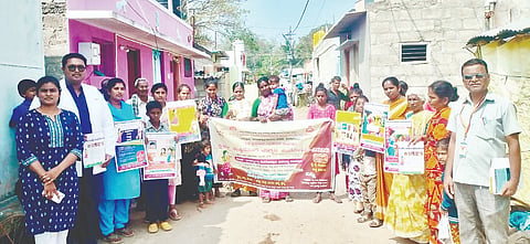 ಶ್ರೀರಂಗಪಟ್ಟಣದ ಲೆಪ್ರಸಿ ಕಾಲನಿ ಬಳಿ ತಾಲೂಕು ಆರೋಗ್ಯಾಧಿಕಾರಿಗಳ ಕಚೇರಿ ಹಾಗೂ ನಮ್ಮ ಕ್ಲಿನಿಕ್ ವತಿಯಿಂದ ಆಯೋಜಿಸಿದ್ದ ಸ್ಪರ್ಶ್ ಕುಷ್ಠರೋಗ ಅರಿವು ಆಂದೋಲನ ಆಯೋಜಿಸಲಾಗಿತ್ತು. ಡಾ.ಸೂರ್ಯ, ಎಸ್.ಡಿ.ಬೆನ್ನೂರ್, ಕೋಮಲಾ ಇತರರು ಇದ್ದರು.