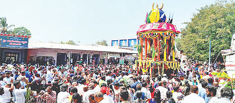 ಶ್ರೀರಂಗಟ್ಟಣ ತಾಲೂಕಿನ ಶ್ರೀನಿವಾಸ ಅಗ್ರಹಾರ ಸಮೀಪದ ಪುರಾಣ ಪ್ರಸಿದ್ದ ಕರಿಘಟ್ಟ ಬೆಟ್ಟದಲ್ಲಿ ಗುರುವಾರ ಶ್ರೀ ವೆಂಕಟರಮಸ್ವಾಮಿ ದೇವರ ಬ್ರಹ್ಮರಥೋತ್ಸವ ಸಾವಿರಾರು ಭಕ್ತರು ಹಾಗೂ ಜನರೊಂದಿಗೆ ಸಂಭ್ರಮ ಹಾಗೂ ಸಡಗರದಿ ವಿಜೃಂಭಣೆಯಿಂದ ನೇರವೇರಿತು.