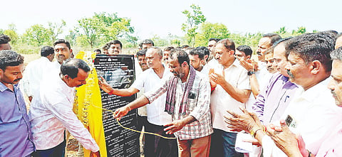 ಶ್ರೀರಂಗಪಟ್ಟಣ ತಾಲೂಕಿನ ಮಹದೇವಪುರ ಬೋರೆ ಗ್ರಾಮದಲ್ಲಿ ಬುಧವಾರ ಮುರಾರ್ಜಿ ದೇಸಾಯಿ ವಸತಿ ಶಾಲೆಯ(ಬಿ.ಸಿ-184) ನೂತನ ಕಟ್ಟಡ ನಿರ್ಮಾಣಕ್ಕೆ ಶಾಸಕ ಎ.ಬಿ.ರಮೇಶ ಬಂಡಿಸಿದ್ದೇಗೌಡ ಭೂಮಿಪೂಜೆ ನೆರವೇರಿಸಿದರು. ಬಸವರಾಜು, ಎಸ್.ಕಾಳೇಗೌಡ, ಕೆ.ಮಂಜುಳಾ, ಚಂದ್ರ, ನಾಗೇಂದ್ರ ಇದ್ದರು.