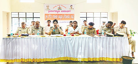 ಶ್ರೀರಂಗಪಟ್ಟಣದ ಶ್ರೀರಂಗನಾಥಸ್ವಾಮಿ ಕಲ್ಯಾಣ ಮಂಟಪದಲ್ಲಿ ಗೌರಿ-ಗಣೇಶ ಹಬ್ಬದ ಪ್ರಯುಕ್ತ ಆಯೋಜಿಸಿದ್ದ ಶಾಂತಿ ಸಭೆಯಲ್ಲಿ ಜಿಲ್ಲಾ ಪೊಲೀಸ್ ವರಿಷ್ಠಾಧಿಕಾರಿ ಡಾ.ವಿ.ಜೆ.ಶೋಭಾರಾಣಿ ಮಾತನಾಡಿದರು.