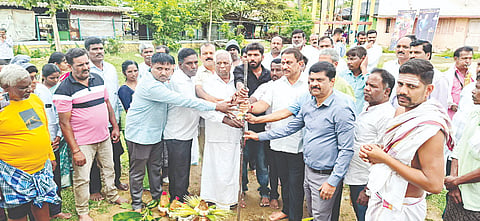 ತಾಲೂಕಿನ ಕೆ.ಶೆಟ್ಟಹಳ್ಳಿ ಗ್ರಾಮದಲ್ಲಿ 25 ಲಕ್ಷ ರೂ.ವೆಚ್ಚದಲ್ಲಿ ರಾಮಮಂದಿರ ಮೈದಾನದ ಆವರಣದ ಅಭಿವೃದ್ಧಿ, ಚರಂಡಿ ಹಾಗೂ ಕಾಂಕ್ರೀಟ್ ಕಾಮಗಾರಿಗಳಿಗೆ ಬುಧವಾರ ಕ್ಷೇತ್ರದ ಶಾಸಕ ಎ.ಬಿ.ರಮೇಶ ಬಂಡಿಸಿದ್ದೇಗೌಡ ಭೂಮಿ ಪೂಜೆ ನೆರವೇರಿಸಿದರು. ಡಿಸಿಸಿ ಬ್ಯಾಂಕ್ ವ್ಯವಸ್ಥಾಪಕ ರಮೇಶ್, ಅಪೆಕ್ಸ್ ಬ್ಯಾಂಕ್ ಮಾಜಿ ನಿರ್ದೇಶಕ ಶಿವಯ್ಯ, ಗ್ರಾಮದ ಯಜಮಾನರಾದ ದಾಸಪ್ಪ, ಗೂಳಯ್ಯ, ಉಮೇಶ್ ಇದ್ದರು.