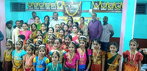  ಬಾಬುರಾಯನ ಕೊಪ್ಪಲು ಗ್ರಾಮದ 2ನೇ ಅಂಗನವಾಡಿ ಕೇಂದ್ರದಲ್ಲಿ ಗುರುವಾರ ಆಯೋಜಿಸಿದ್ದ ಚಿಣ್ಣರ ಚಿಲಿಪಿಲಿ ಬಾಲಮೇಳ ಕಾರ್ಯಕ್ರಮದಲ್ಲಿ ಪುಟ್ಟಮಕ್ಕಳು  ಮಹನೀಯರ ವೇಷ ಭೂಷಣ ಧರಿಸಿ ಕಣ್ಮನ ಸೆಳೆದರು.