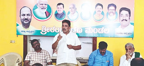 ಶ್ರೀರಂಗಪಟ್ಟಣದ ಬಿಜೆಪಿ ಕಚೇರಿಯಲ್ಲಿ ಭಾನುವಾರ ಹಮ್ಮಿಕೊಂಡಿದ್ದ ಎಸ್‌ಐಆರ್ ಸಂಬಂಧ ಬಿಎಲ್‌ಎ 2 ಸಭೆ ಹಾಗೂ ಕಾರ್ಯಕರ್ತರ ಸಂಘಟನಾ ಸಭೆಯಲ್ಲಿ ಮಂಡಲ ಅಧ್ಯಕ್ಷ ಪೀಹಳ್ಳಿ ರಮೇಶ್ ಮಾತನಾಡಿದರು. ಕೆ.ಎಸ್.ನಂಜುಂಡೇಗೌಡ, ರಾಶಿ ಸಿದ್ದರಾಜುಗೌಡ, ಪ್ರಭಾಕರ್ ಗುಪ್ತಾ ಇತರರು ಇದ್ದರು.