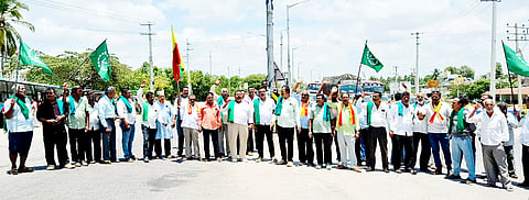 ಶ್ರೀರಂಗಪಟ್ಟಣದಲ್ಲಿ ಪ್ರಗತಿ ಪರ ಮತ್ತು ಕನ್ನಡ ಪರ ಸಂಘಟನೆಗಳೊಂದಿಗೆ ರೈತ ಸಂಘದ ಕಾರ್ಯಕರ್ತರು ಬೆಂಗಳೂರು-ಮೈಸೂರು ಹೆದ್ದಾರಿಯಲ್ಲಿ ಪ್ರತಿಭಟನೆ ನಡೆಸಿದರು.