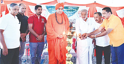 ಶ್ರೀರಂಗಪಟ್ಟಣ ಹೊರವಲಯದ ಪಶ್ಚಿಮವಾಹಿನಿ ಬಳಿಯ ಚಂದ್ರವನ ಆಶ್ರಮದಲ್ಲಿ ಸೋಮವಾರ ಆಯೋಜಿಸಿದ್ದ ಆದಿ ಆರೋಗ್ಯ ಆಶ್ರಮ ಆಯುರ್ವೇದ ಆಸ್ಪತ್ರೆಯ ಸ್ವಾಸ್ಥ್ಯ ಶಿಬಿರದ ಸಮಾರೋಪ ಸಮಾರಂಭವನ್ನು ಶಾಸಕ ಜಿ.ಟಿ.ದೇವೇಗೌಡ ಉದ್ಘಾಟಿಸಿದರು. ಡಾ.ಶ್ರೀ ತ್ರಿನೇತ್ರ ಮಹಂತ ಶಿವಯೋಗಿ ಸ್ವಾಮೀಜಿ, ಡಾ.ರಾಜಶೇಖರ್ ರೆಡ್ಡಿ ಇತರರು ಇದ್ದರು.