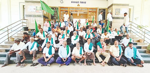 ಶ್ರೀರಂಗಪಟ್ಟಣದ ತಾಲೂಕು ಕಚೇರಿ ಎದುರು ಭೂಮಿತಾಯಿ ಹೋರಾಟ ಸಮಿತಿ ಕಾರ್ಯಕರ್ತರು ಪ್ರತಿಭಟಿಸಿದರು.