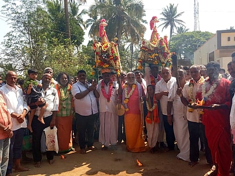 ಶ್ರೀರಂಗಪಟ್ಟಣ ತಾಲೂಕಿನ ಪಾಲಹಳ್ಳಿ ಗ್ರಾಮದಲ್ಲಿ ಮಂಗಳವಾರ ಗ್ರಾಮಸ್ಥರು ಚಿಕ್ಕಮ್ಮದೇವಿ ದೊಡ್ಡಮ್ಮದೇವಿ ಅವಳಿ ದೇವತೆಗಳ ಪೂಜಾ ಮಹೋತ್ಸವವನ್ನು ಸಂಭ್ರಮ ಸಡಗರದಿಂದ ನೆರವೇರಿಸಿದರು.