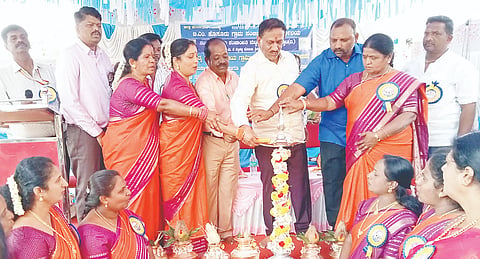 ಟಿ.ಎಂ.ಹೊಸೂರು ಗ್ರಾಮದಲ್ಲಿ ಸೋಮವಾರ ನೂತನ ಸಂಜೀವಿನಿ ಭವನವನ್ನು ರಮೇಶ್ ಬಂಡಿಸಿದ್ದೇಗೌಡ ಉದ್ಘಾಟಿಸಿದರು. ಗ್ರಾಪಂ ಅಧ್ಯಕ್ಷ ಶಿವಮೂರ್ತಿ, ಉಪಾಧ್ಯಕ್ಷ ಶಿವಕುಮಾರ, ತಾಪಂ ಇಒ ವೇಣು, ಸಿಡಿಪಿಒ ಸಕಲೇಶ್ವರ ಇತರರಿದ್ದರು.