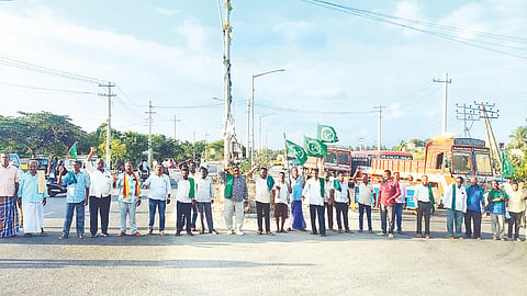 ಶ್ರೀರಂಗಪಟ್ಟಣದ ಬೆಂಗಳೂರು-ಮೈಸೂರು ಹಳೆಯ ರಾಷ್ಟ್ರೀಯ ಹೆದ್ದಾರಿಯಲ್ಲಿ ರೈತ ಸಂಘದ ಕಾರ್ಯಕರ್ತರು ವಾಹನ ಸಂಚಾರ ತಡೆದು ಪ್ರತಿಭಟನೆ ನಡೆಸಿದರು.
