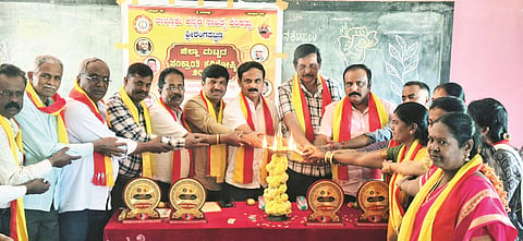 ಶ್ರೀರಂಗಪಟ್ಟಣ ತಾಲೂಕಿನ ಬಾಬುರಾಯನಕೊಪ್ಪಲು ಸರ್ಕಾರಿ ಪ್ರೌಢಶಾಲೆ ಆವರಣದಲ್ಲಿ ಕಸಾಪ ತಾಲೂಕು ಘಟಕ ಶನಿವಾರ ಏರ್ಪಡಿಸಿದ್ದ ಜಿಲ್ಲಾ ಮಟ್ಟದ ಸಂಕ್ರಾಂತಿ ಕವಿಗೋಷ್ಠಿಯನ್ನು ಕಸಾಪ ಜಿಲ್ಲಾ ಘಟಕದ ಅಧ್ಯಕ್ಷ ವಿ.ಹರ್ಷ ಪಣ್ಣೆದೊಡ್ಡಿ ಉದ್ಘಾಟಿಸಿದರು.