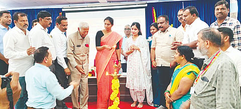 ಶ್ರೀರಂಗಪಟ್ಟಣದ ಸುಬ್ರಮಣ್ಯ ಕಲ್ಯಾಣ ಮಂಟಪದಲ್ಲಿ ಬುಧವಾರ ಆಯೋಜಿಸಿದ್ದ ಸರ್ವೋದಯ ಮೇಳದಲ್ಲಿ ಅರವಿಂದ ಚೊಕ್ಕಾಡಿ ಮಾತನಾಡಿದರು.