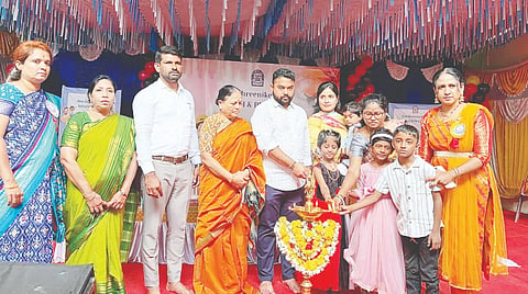 ಶ್ರೀರಂಗಪಟ್ಟಣದ ಓಂ ಶ್ರೀನಿಕೇತನ ಶಾಲೆ ಮತ್ತು ಕಾಲೇಜಿನಲ್ಲಿ ಆಯೋಜಿಸಿದ್ದ ಸ್ವಾಗತ ಸಮಾರಂಭವನ್ನು ಆಡಳಿತಾಧಿಕಾರಿ ಡಾ.ಆಶಾಲತಾ ಪುಟ್ಟೇಗೌಡ ಉದ್ಘಾಟಿಸಿದರು. ಸಂಕ್ರಾಂತಿ ಮಂಜುರಾಮ್,  ಪಿ.ಮಂಜುರಾಮ್, ಶಿವಕುಮಾರ್ ಇತರರಿದ್ದರು.