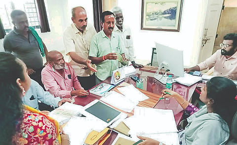 ತಾಲೂಕಿನ ವಿರಿಜಾ ನಾಲೆಗೆ ಸೇರುತ್ತಿರುವ ಮೈಸೂರಿನ ಕೈಗಾರಿಕಾ ಪ್ರದೇಶ ವಿಷಯುಕ್ತ ಮಲಿನ ನೀರನ್ನು ಸ್ಥಗಿತಗೊಳಿಸಲು ಕ್ರಮ ವಹಿಸುವಂತೆ ಆಗ್ರಹಿಸಿ ಪಾಲಹಳ್ಳಿ ಗ್ರಾಮಸ್ಥರು ಗುರುವಾರ ತಹಸೀಲ್ದಾರ್ ಕಚೇರಿಗೆ ಮುತ್ತಿಗೆ ಹಾಕಿದ್ದರು. ಮುಖಂಡರಾದ ಪಿ.ಡಿ.ಕುಮಾರ್, ಪಿ.ಎಸ್. ಶಿವಣ್ಣ, ರಾಜು, ಈಶ್ವರ್ ಇತರರು ಇದ್ದರು.