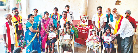 ಶ್ರೀರಂಗಪಟ್ಟಣ ತಾಲೂಕಿನ ಬಾಬುರಾಯನಕೊಪ್ಪಲು ಗ್ರಾಮದ ಸರ್ಕಾರಿ ಹಿರಿಯ ಪ್ರಾಥಮಿಕ ಹಾಗೂ ಪ್ರೌಢ ಶಾಲೆಯಲ್ಲಿ ಹಮ್ಮಿಕೊಂಡಿದ್ದ ಸ್ಮರಣೆ ಕಾರ್ಯಕ್ರಮದಲ್ಲಿ ಗ್ರಾಮದ ನಾಲ್ವರು ಬಡ ಹೆಣ್ಣು ಮಕ್ಕಳಿಗೆ ಬಾಂಡ್ ಅನ್ನು ಬಿ.ಶಂಕರ್ ಬಾಬು ವಿತರಿಸಿದರು. ಬಳ್ಳೆಕೆರೆ ಪ್ರಾಶಾಂತ್, ಸಿ.ಸ್ವಾಮಿಗೌಡ, ವೀಣಾಬಾಯಿ, ಛಾಯಾದೇವಿ ಇದ್ದರು. 
