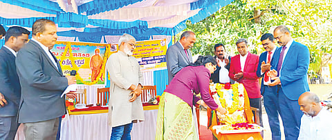  ಶ್ರೀರಂಗಪಟ್ಟಣದ ನ್ಯಾಯಾಲಯ ಸಂಕೀರ್ಣದ ಆವರಣದಲ್ಲಿ ಸೋಮವಾರ ರಾಷ್ಟ್ರೀಯ ಯುವ ದಿನಾಚರಣೆ ಪ್ರಯುಕ್ತ ಹಮ್ಮಿಕೊಂಡಿದ್ದ ಕಾನೂನು ಅರಿವು ಕಾರ್ಯಕ್ರಮದಲ್ಲಿ ಸ್ವಾಮಿ ವಿವೇಕಾನಂದರ ಭಾವಚಿತ್ರಕ್ಕೆ ಮೂರನೇ ಅಪರ ಮತ್ತು ಜಿಲ್ಲಾ ಸತ್ರ ನ್ಯಾಯಾಧೀಶೆ ಡಿ.ಜ್ಯೋತ್ಸ್ನಾ ಪುಷ್ಪನಮನ ಅರ್ಪಿಸಿದರು. ಎಂ.ಈ.ಮೋಹನ್ ಗೌಡ, ಎಂ.ಹರೀಶ್‌ಕುಮಾರ್, ಎನ್.ಮರೀಗೌಡ ಇದ್ದರು.